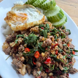ข้าวราดผัดใบกะเพราเนื้อพิคานย่าเพิ่มไข่ดาว