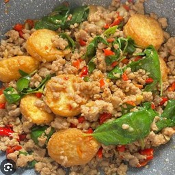 ผัดกระเพราเต้าหู้หมูสับราดข้าว