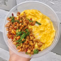 กระเพราหมูสับราดข้าว+ไข่ข้น