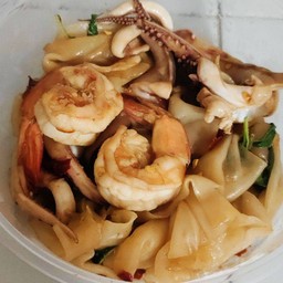 เส้นใหญ่ผัดกะเพราพริกแห้งทะเล