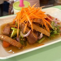 ยำคอหมูทอด
