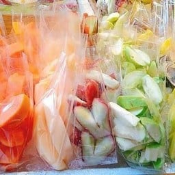 ผลไม้ 3 อย่าง 99฿ จากปกติซื้อ 3 อย่าง 117฿ เลือกได้เลยทั้งร้าน แถมฟรีพริกเกลือ