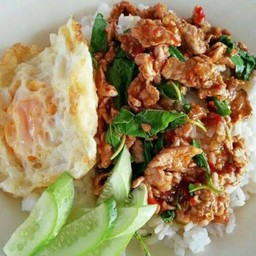 ผัดกระเพราหมูชิ้นราดข้าว