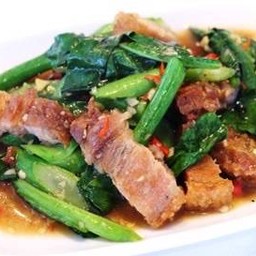 คะน้าฮ่องกงหมูกรอบ