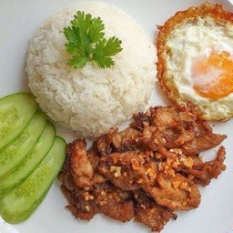 ทอดกระเทียมราดข้าว