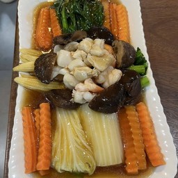 ผัดสี่สหายทะเลโอชา