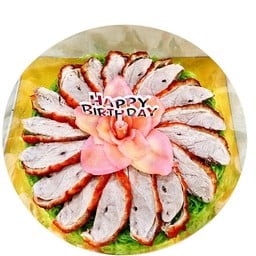 เค้กบะหมี่เป็ด เนื้อหน้าอกจุกๆฟรีป้าย happy birthday และเทียนวันเกิด