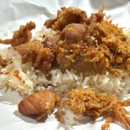 ไก่ทอด หมูทอด ข้าวเหนียว by..ลองชิมก่อน