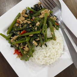 ข้าวผัดผักบุ้งไฟแดงไก่สับ