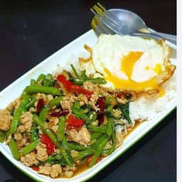 ผัดผักบุ้งหมูสับราดข้าว ไข่ดาว