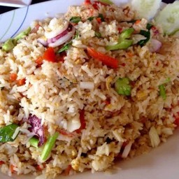 ข้าวผัดทะเลจานใหญ่ 一大盤海鮮炒飯