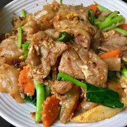 ผัดชีอิ้ว หมู หมึก กุ้ง