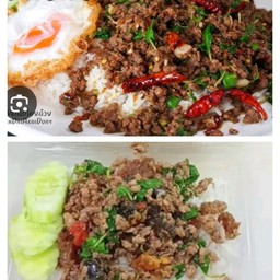 ผัดกระเพราเนื้อพริกแห้งคู่กับผัดกระเพราหมูสับพริกแห้ง