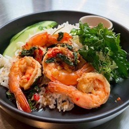 ข้าวราดกะเพรากรอบกุ้ง (150 กรัม)