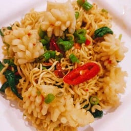 มาม่ากะเพราปลาหมึก