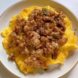 ข้าวไข่ข้นหมูสับกระเทียมพริกไทย