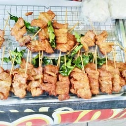 หมูทอดเสียบไม้,หมูพวงแดดเดียวตลาดเปี่ยมสุข เปี่ยมสุข