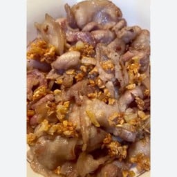 ข้าวหมูสามชั้นรวนกระเทียม