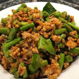 (กับข้าว) ผัดพริกแกงหมูสับถั่วฝักยาว (Stir-Fried Minced Pork With Rad Curry Paste And Long Beans