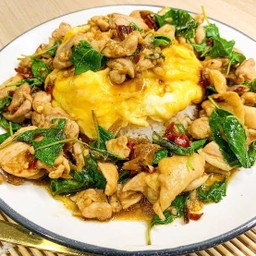 ข้าวไข่ข้นกระเพาไก่