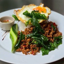 ข้าวราดกะเพรากรอบหมูสับ (150 กรัม)
