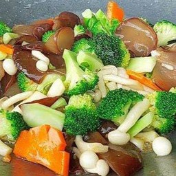 ผัดผักรวม (Stir-fried mixed vegetables)