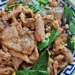 ผัดซีอิ๊วยอดคะน้า หมูหมักนุ่ม