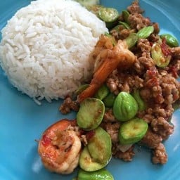 ผัดสะตอกะปิกุ้ง+หมูสับราดข้าว