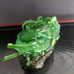 ซูชิหน้ายำสาหร่าย
