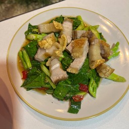 ผัดคะน้าหมูกรอบ