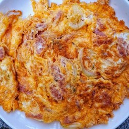 ข้าวหน้าไข่เจียวแหนมใส่หอมใหญ่