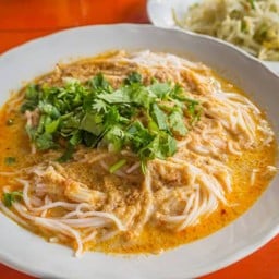 ขนมจีนน้ำยากะทิ เนื้อปลาเน้นๆ + ไข่ต้ม ผักสด