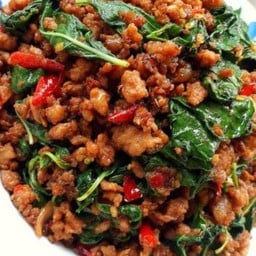 กะเพราหมูสับ ราดข้าว พริกสด หรือ พริกแห้ง