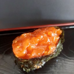 ซูชิหน้าแมงกะพรุนซอสกิมจิ