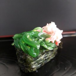 ซูชิหน้ายำสาหร่ายสลัดปูอัด