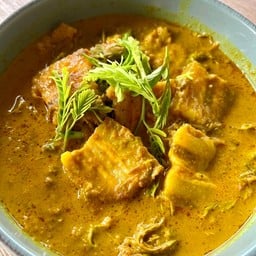 แกงคั่วหมูสามชั้นใบมะขามอ่อน +ไข่ยางมะตูม