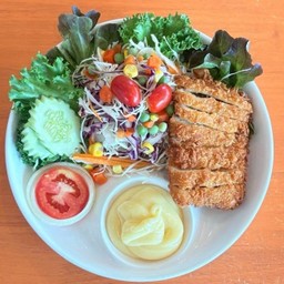 สลัดปลาทอด