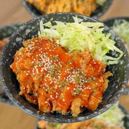 ข้าวไก่กรอบซอสฮอตแอนด์สไปซี่