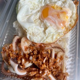 ข้าวหมึกกระเทียม (ไม่มีไข่ดาว)