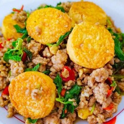 กระเพราหมูสับเต้าหู้ทอด