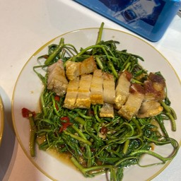 ผัดกระเฉดหมูกรอบ