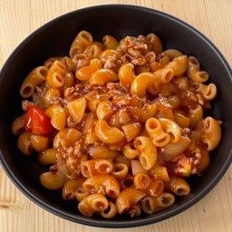 มักกะโรนีผัดซอสมะเขือเทศหมูสับ