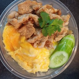 ข้าวหมูกระเทียม+ไข่ข้น