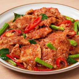 ผัดพริกแกงแดงถั่วฝักยาว หมูชิ้น