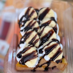 ขนมปังปิ้งเนย+วิปครีม+กล้วย+ช็อกโกแลต