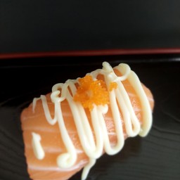 ซูชิหน้าแซลมอนสดมายองเนส