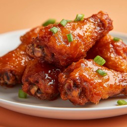 ปีกบนไก่ทอดแป้งบางกรอบคลุกซอส 5 ชิ้น