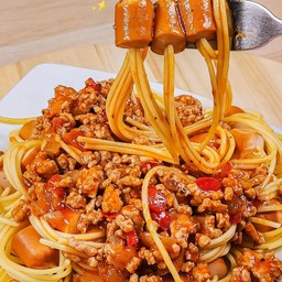 สปาเกตตี้ซอสหมูไส้กรอก