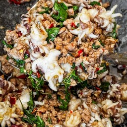 กะเพราหมูสับหมึก