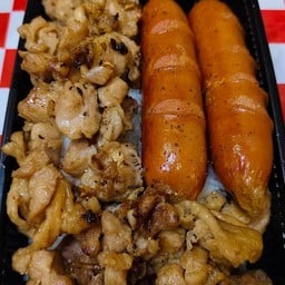ข้าวไก่กระเทียม + ไส้กรอกหนังกรอบ ทอด 2 ชิ้น